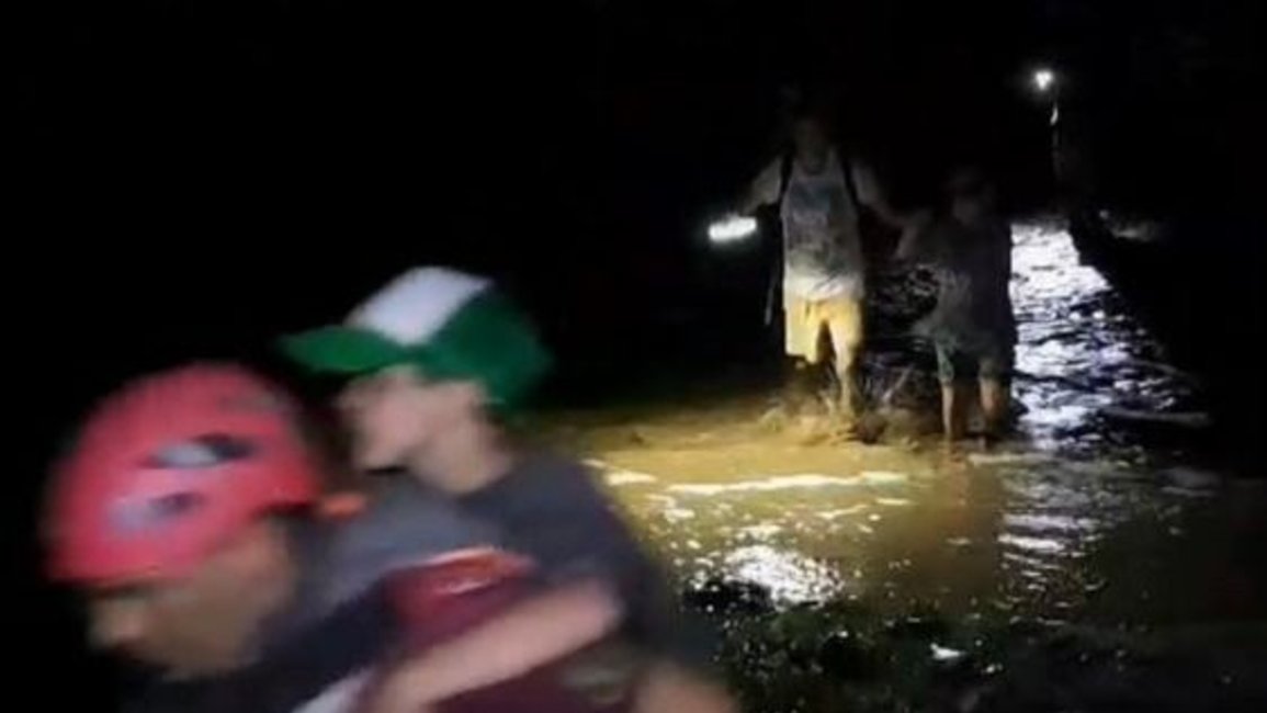 Baquianos y policías rescatan de noche a una familia de turistas
