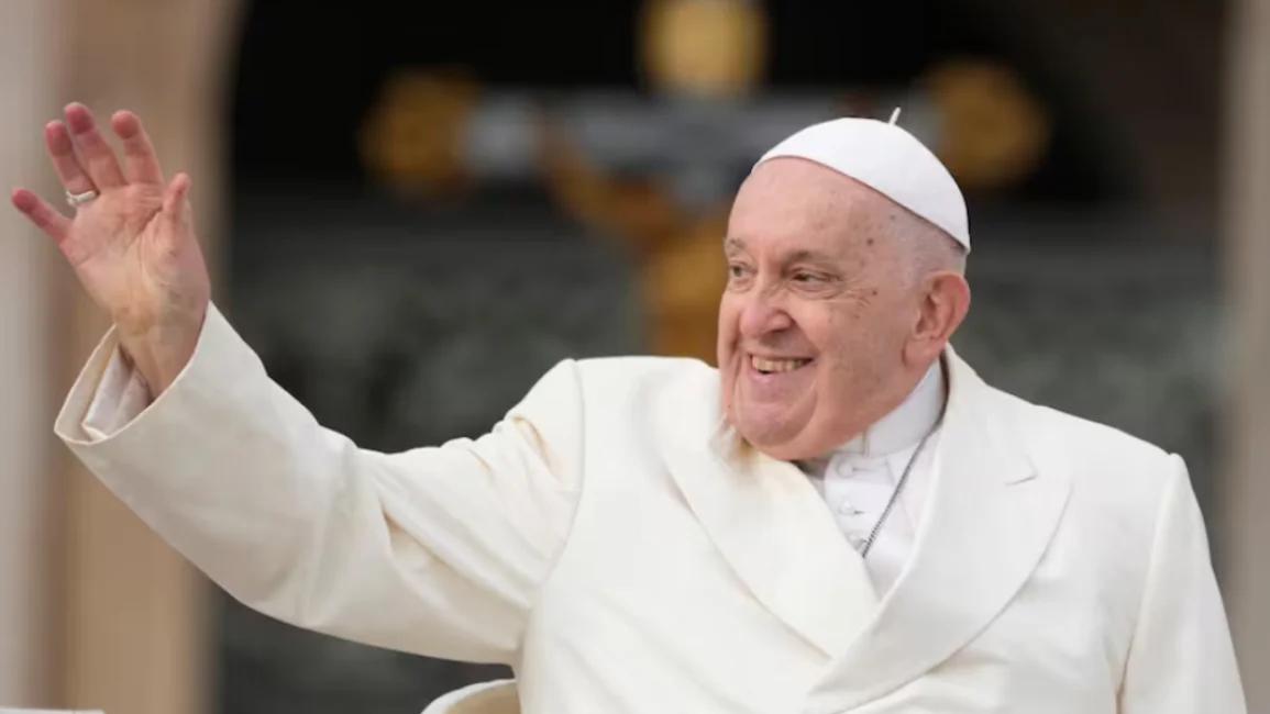 En un documento revolucionario, el Papa le abre las puertas a la bendición de parejas del mismo sexo