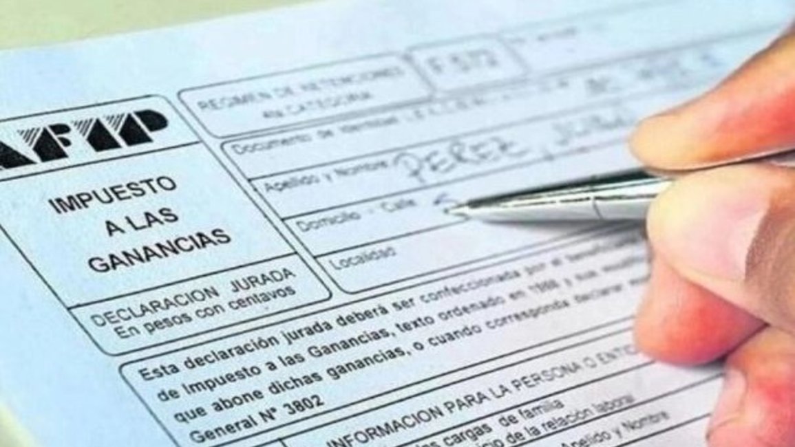 Milei confirmó a los gobernadores que restablecerá el Impuesto a las Ganancias por un año