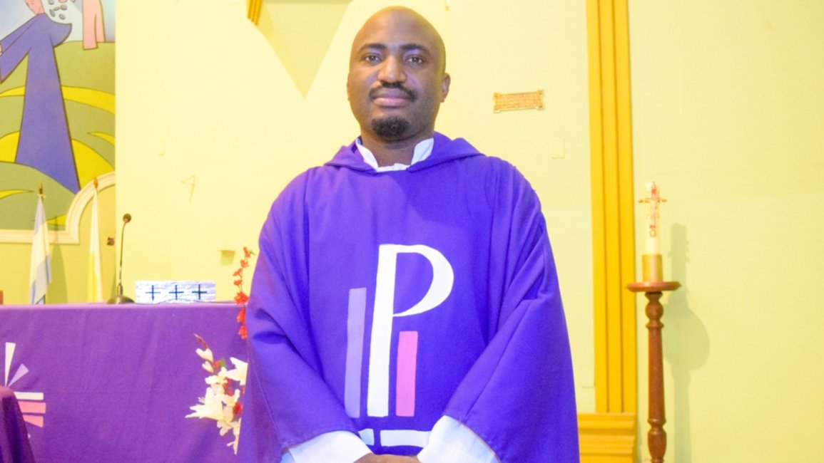 Conocé a Vicent Angbalaga, el sacerdote nigeriano que llegó a Salta para servir