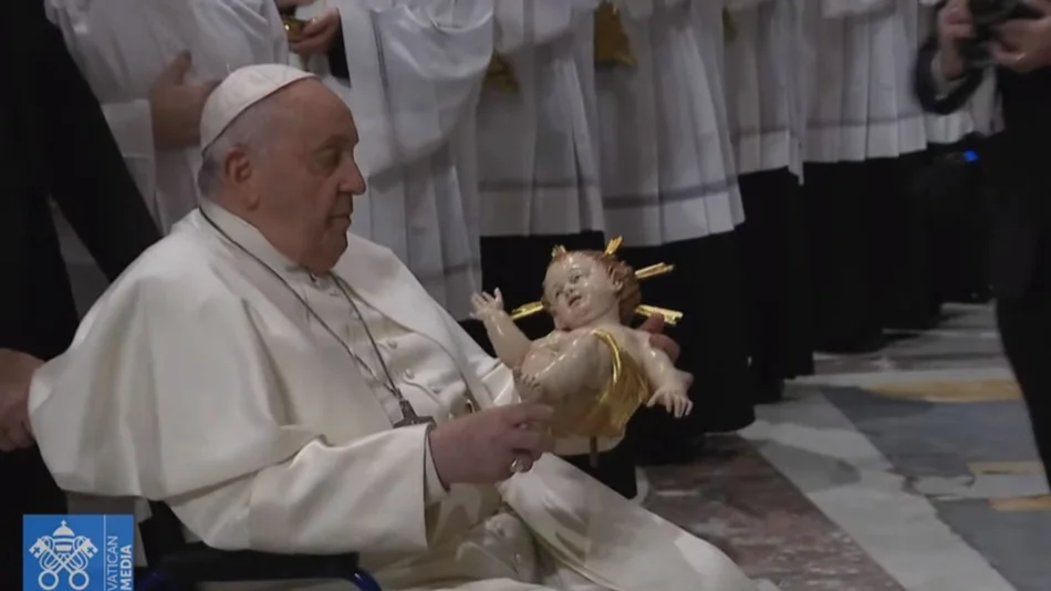 El Papa celebra la misa del gallo con el "corazón" en Belén, donde rugen las armas