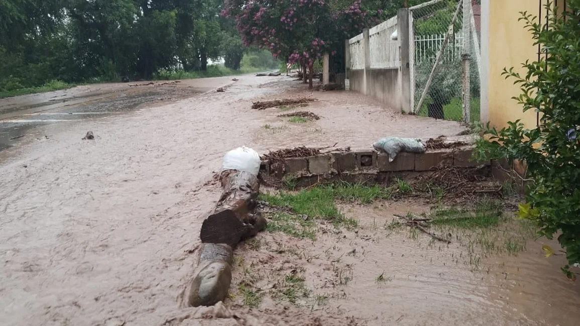 Clima en Salta: Anegamientos y derrumbes por las lluvias en todo el Valle de Lerma