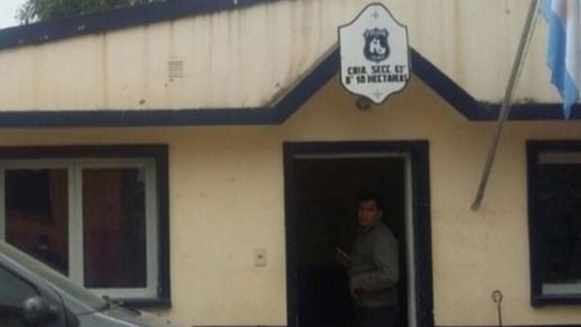 Le martilló la cabeza a su suegro y huyó