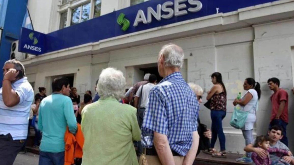 El Gobierno evalúa el pago de un bono de $55.000 para jubilados y pensionados