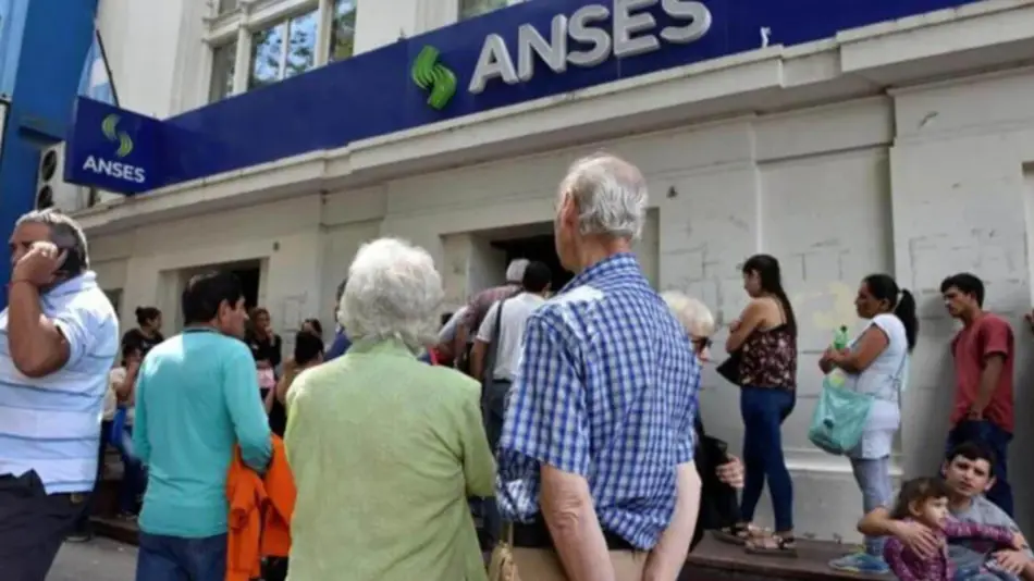 El Gobierno evalúa el pago de un bono de $55.000 para jubilados y pensionados