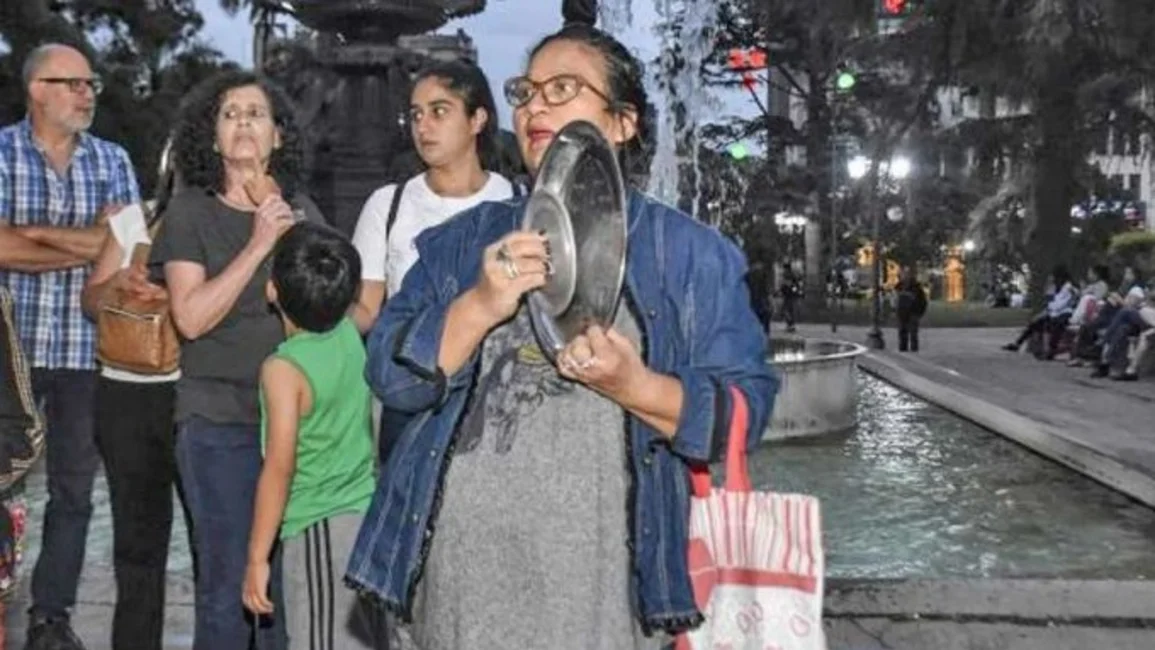Insólito requisito para las reuniones en la calle: si son más de tres personas deberán pedir permisose 