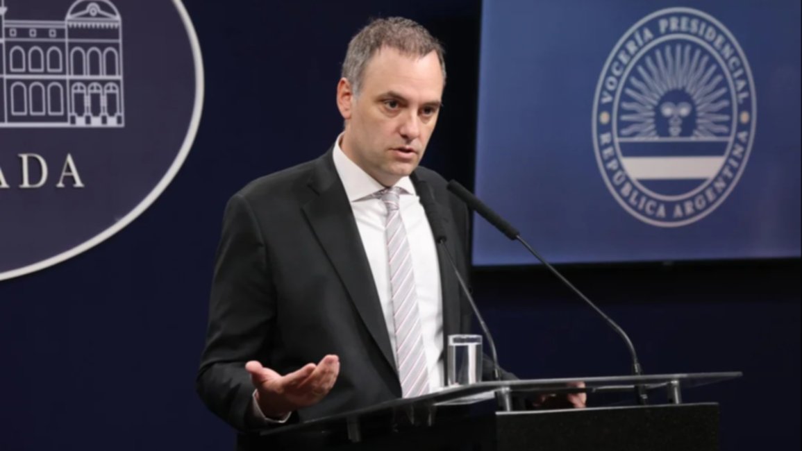 El Gobierno anunció una reforma para que hospitales y universidades públicas puedan cobrar aranceles a extranjeros
