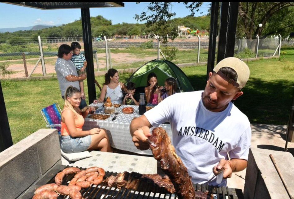 ¡Comienzan las vacaciones!: cuánto cuesta disfrutar del camping y parque acuático de Coronel Moldes