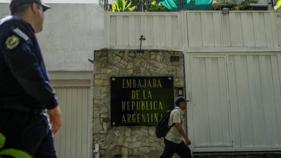 Máxima alarma por los asilados en la Embajada argentina en Caracas