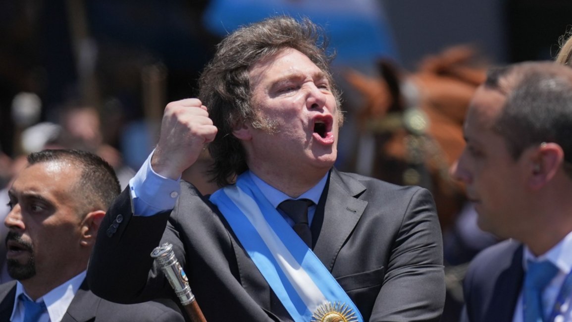 Un año de gestión: Javier Milei, un presidente excéntrico, antiprotocolos, que conserva apoyo social