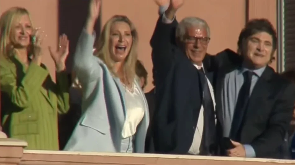 Javier Milei salió con Yuyito González, sus padres y sus ministros al balcón de la Casa Rosada