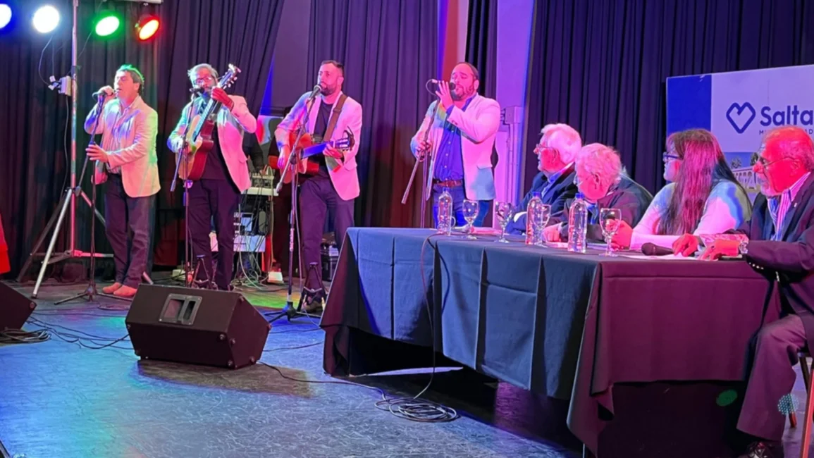El poeta Hugo Ovalle presentó su nueva obra en una gala memorable