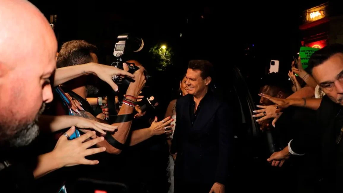 VIDEO. Luis Miguel saludó a una multitud de fanáticos que lo esperaron a la salida de una parrilla de Palermo