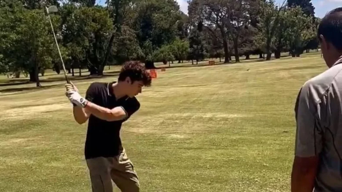 ¿Cambia de deporte? Franco Colapinto estuvo jugando al golf y firmando autógrafos en Argentina