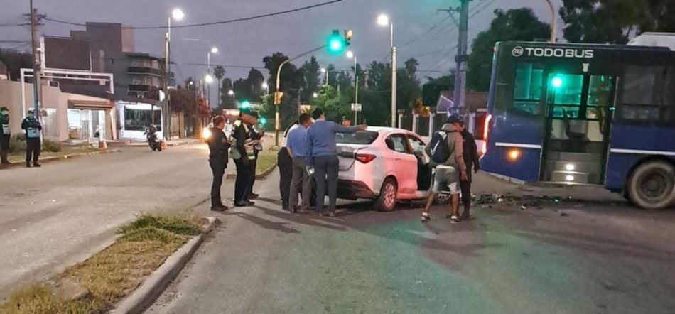 Grave accidente de tránsito en la zona Sur de Salta deja cuatro heridos, uno en código rojo