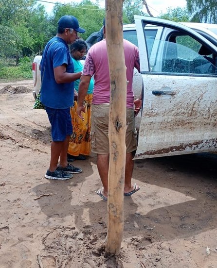 Parto en el camino: un bebé nació en una camioneta luego de que la ambulancia se quedara en el barro