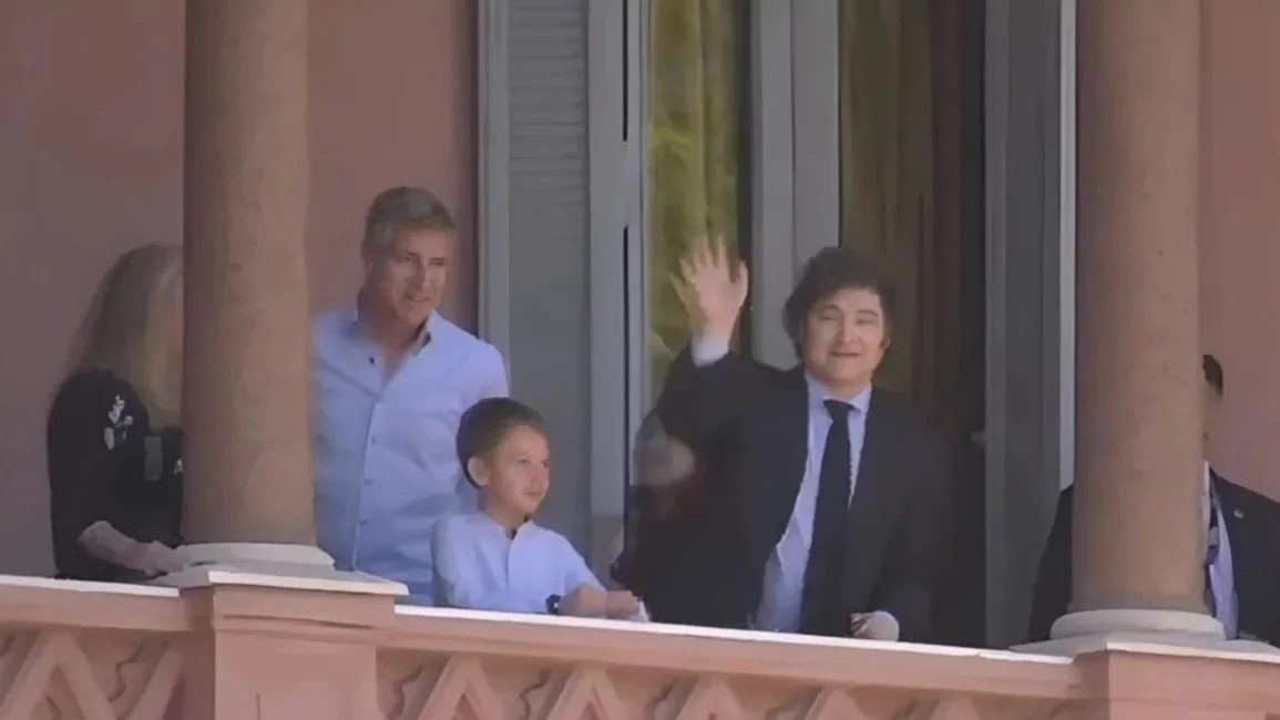 VIDEO. Javier Milei recibió a Martín Palermo en Casa Rosada y salieron a saludar al balcón