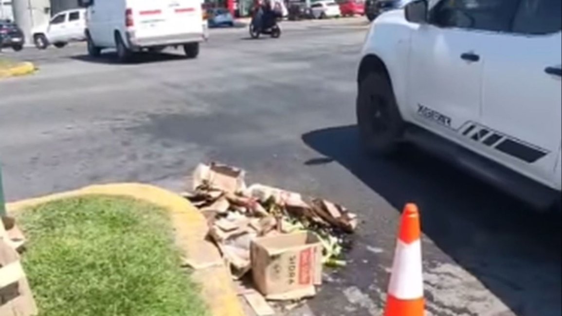 Accidente en Avenida Paraguay: una camioneta volcó cajas de sidra