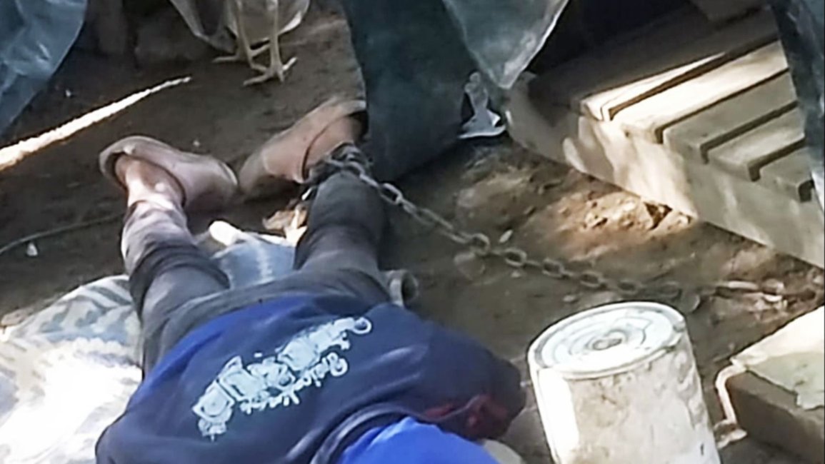 Horror: tenían a una mujer viviendo encadenada en la cucha del perro