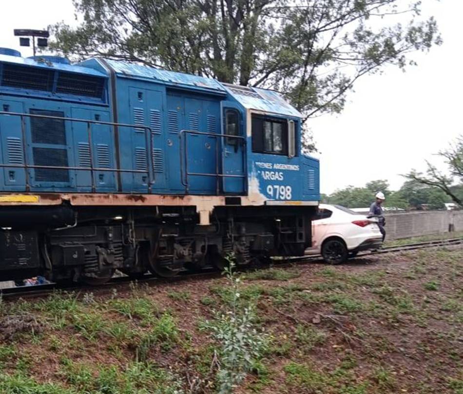 Un tren embistió a un auto en Río Piedras