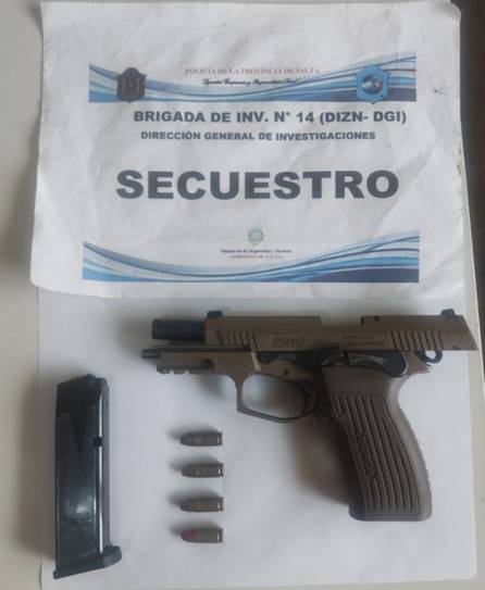 Tres detenidos, 3.600 dólares y un arma de fuego secuestrados, tras el millonario robo a una empresa de Embarcación