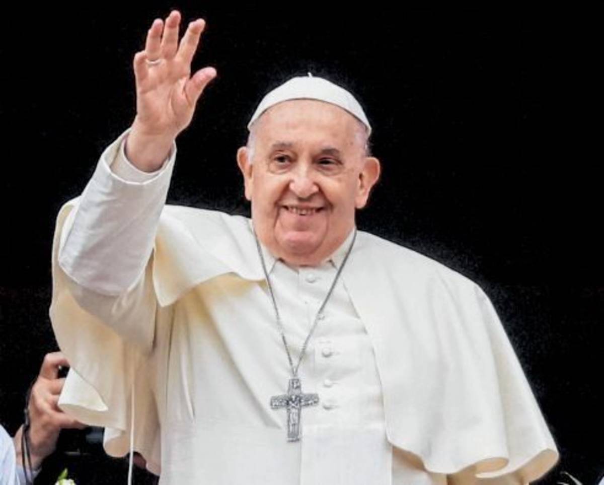 El Papa reza tendido en el suelo durante el rito del Viernes Santo, image size:1200x963